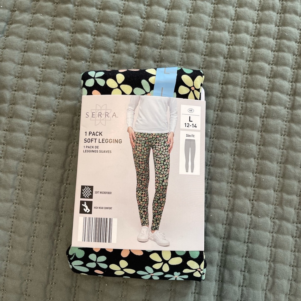 Serra Black and Green Clover Leggings